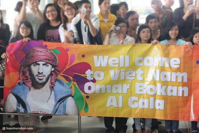 Để chào mừng “trai đẹp bị trục xuất” người Ả Rập Omar Borkan Al Gala lần đầu tiên đến Việt Nam, rất nhiều fan Việt đã có mặt tại sân bay Tân Sơn Nhất sáng qua, trong đó có nhiều nhóm bạn trẻ còn chuẩn bị băn rôn rất công phu để đón anh chàng.